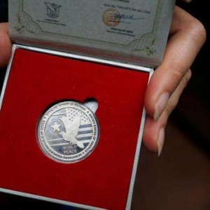 第二次朝美首脑会议纪念硬币发行 仅发行300套